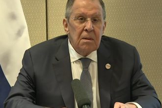 VIDEO: Lavrov reprende y luego bromea con un periodista por interrumpir su rueda de prensa