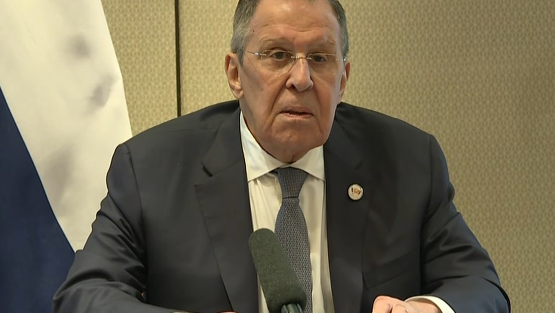 VIDEO: Lavrov reprende y luego bromea con un periodista por interrumpir su rueda de prensa