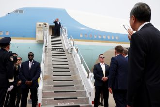 Sin teléfonos y desechar todo: el estricto protocolo de seguridad de EE.UU. en la visita de Trump a China