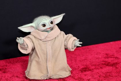 VIDEO: 'Baby Yoda' saluda al público y deslumbra con su ternura en la alfombra roja