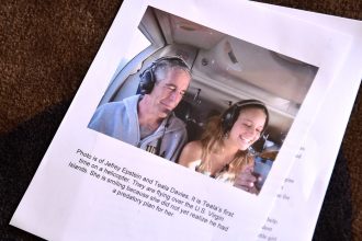 Mirones, drones y persecuciones: la obsesión con la isla de Epstein desata caos