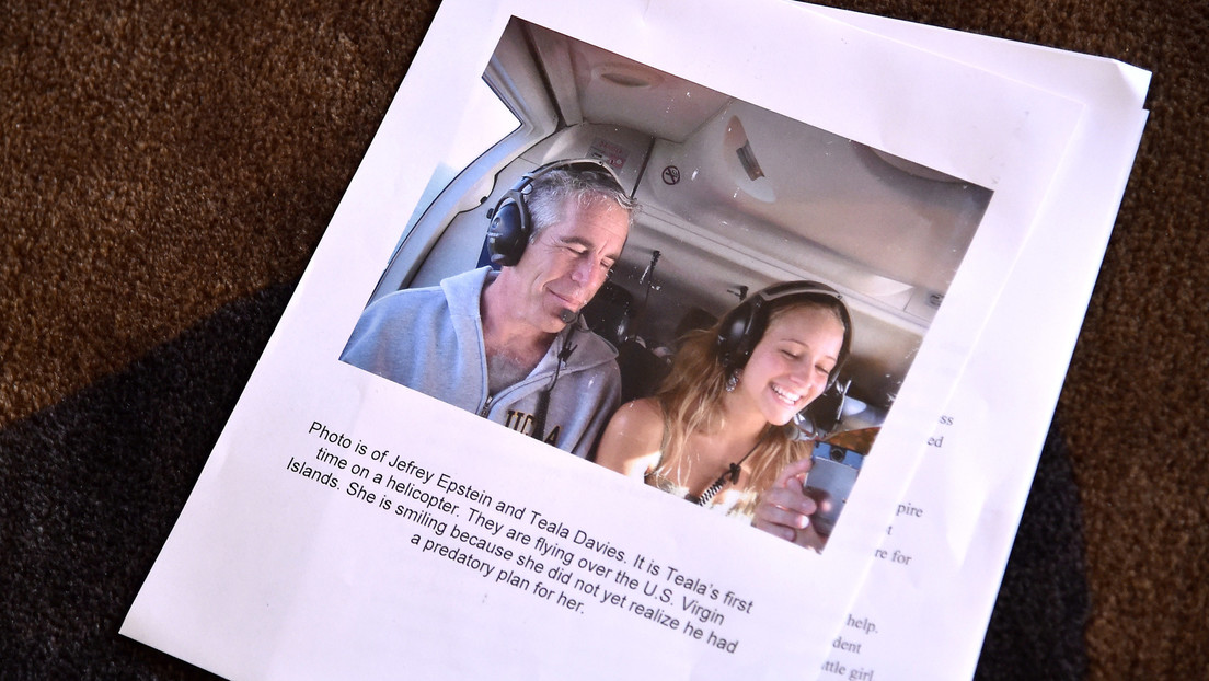 Mirones, drones y persecuciones: la obsesión con la isla de Epstein desata caos