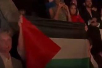 Bandera palestina es desplegada por el público durante la actuación de Israel en Eurovisión (VIDEO)