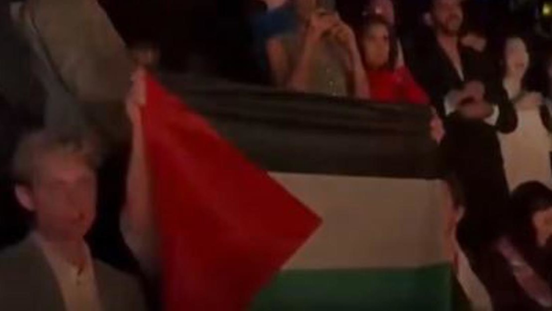 Bandera palestina es desplegada por el público durante la actuación de Israel en Eurovisión (VIDEO)