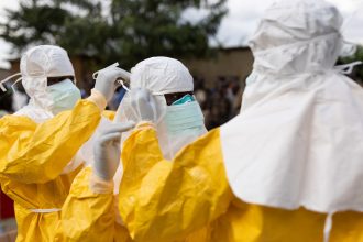 Qué se sabe del brote del virus mortal sin cura conocida declarado "emergencia de salud internacional"