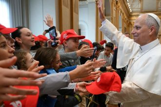 VIDEO: El papa León XIV hace el meme viral de '6-7' en el Vaticano
