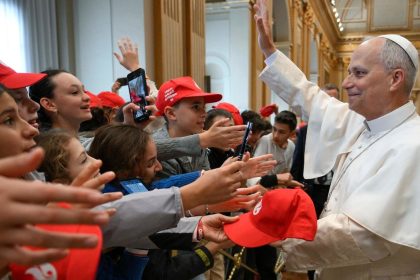 VIDEO: El papa León XIV hace el meme viral de '6-7' en el Vaticano