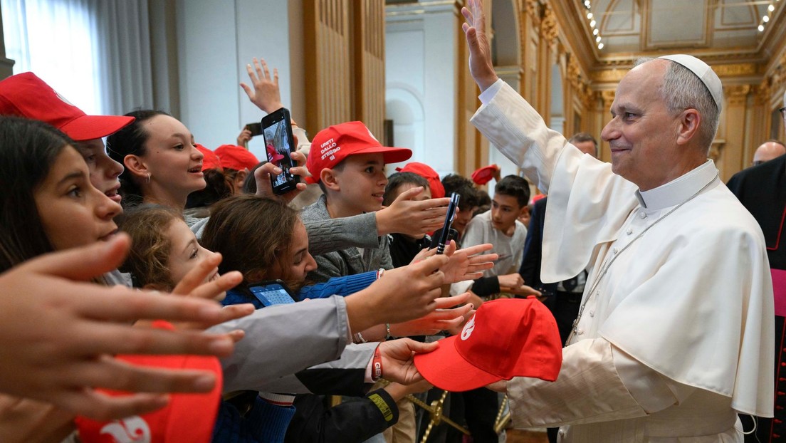 VIDEO: El papa León XIV hace el meme viral de '6-7' en el Vaticano