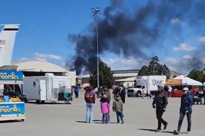 VIDEO: Humo se eleva tras colisión de 2 jets de EE.UU. frente a espectadores