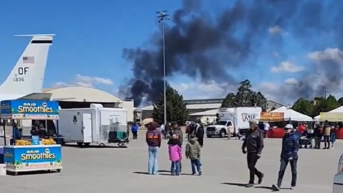 VIDEO: Humo se eleva tras colisión de 2 jets de EE.UU. frente a espectadores