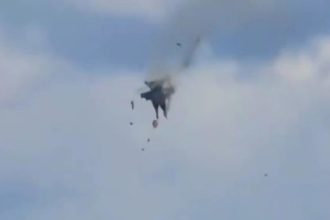 IMPACTANTE VIDEO: Dos jets chocan en el aire durante una exhibición