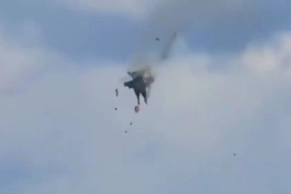 IMPACTANTE VIDEO: Dos jets chocan en el aire durante una exhibición