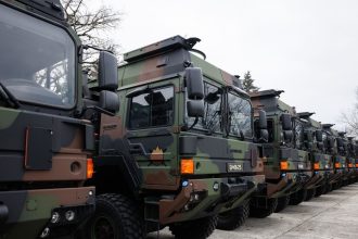 Gigantes automotrices apuestan por las armas en medio de la militarización de Europa