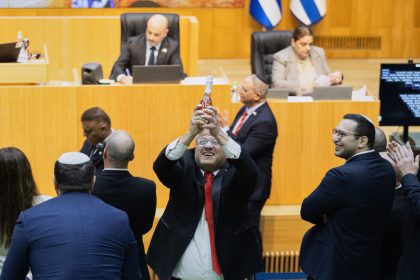 Entra en vigor la pena de muerte para palestinos, celebrada con champán en el Parlamento israelí
