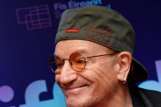Bono se olvida del rock y se suelta a bailar salsa en CDMX (VIDEO)