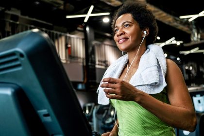 Revelan el efecto de hacer ejercicio en la mediana edad