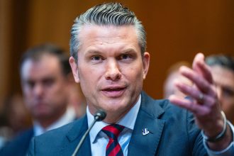 "Duro como la mierda": Hegseth parodia a Trump