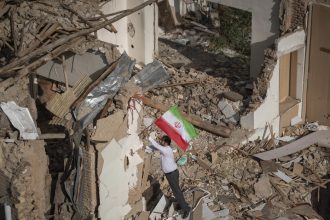 "Con el dedo en el gatillo": Irán advierte a EE.UU. y sus aliados contra "un error estratégico"