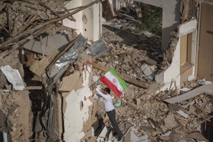 "Con el dedo en el gatillo": Irán advierte a EE.UU. y sus aliados contra "un error estratégico"