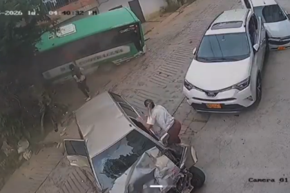 VIDEO: La impactante colisión múltiple provocada por un autobús fuera control que deja 17 heridos