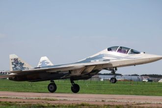 El caza ruso de quinta generación Su-57 levanta el vuelo en su versión biplaza (IMÁGENES)