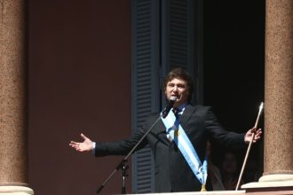 "No se roben mi obra": artista reclama a Milei que devuelva la pintura que descolgaron de Casa Rosada