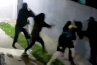 VIDEO: Una pareja se defiende a golpes de 4 ladrones en el patio de su casa