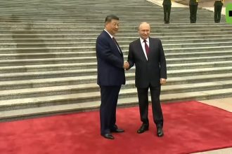 Primer apretón de manos entre Putin y Xi marca el inicio de la visita del líder ruso a China