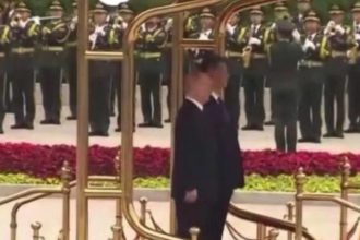 VIDEO: Interpretan el himno nacional ruso en Pekín con salvas ceremoniales