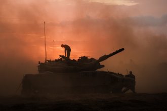 Hezbolá alcanza varios tanques israelíes en feroces combates