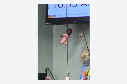 Cuelga a una muñeca negra del cuello frente a sus alumnos y le pasa esto