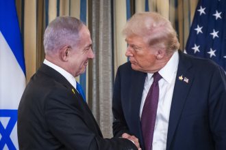 "¿Agente encubierto que trabajó para Netanyahu?": La pregunta de Carlson sobre el "cambio" en Trump