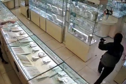 VIDEO: Empleada de una joyería intenta detener a ladrones con esta insólita 'arma'
