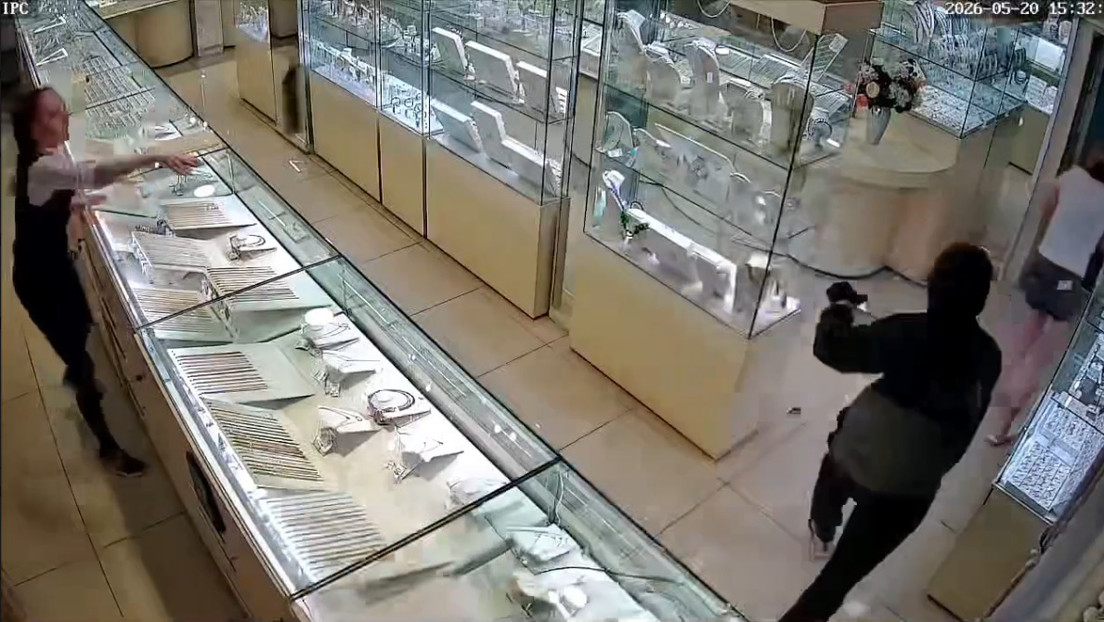 VIDEO: Empleada de una joyería intenta detener a ladrones con esta insólita 'arma'