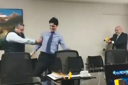 VIDEO: Alcalde en Perú dispara un táser entre risas contra un subordinado que se desploma al piso