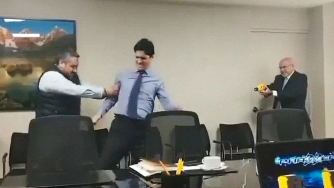 VIDEO: Alcalde en Perú dispara un táser entre risas contra un subordinado que se desploma al piso