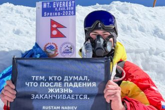 Hito histórico: alpinista ruso sin piernas corona el Everest