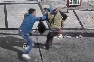VIDEO: Dos ladrones atacan a un transeúnte y reciben su merecido de forma cinematográfica