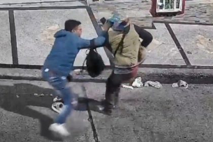 VIDEO: Dos ladrones atacan a un transeúnte y reciben su merecido de forma cinematográfica