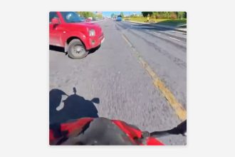 Venganza despiadada: la represalia de un motociclista tras casi chocar contra un coche