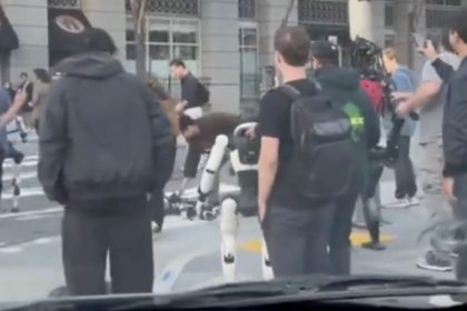 Escena surrealista con robots humanoides en plena calle en EE.UU. (VIDEO)