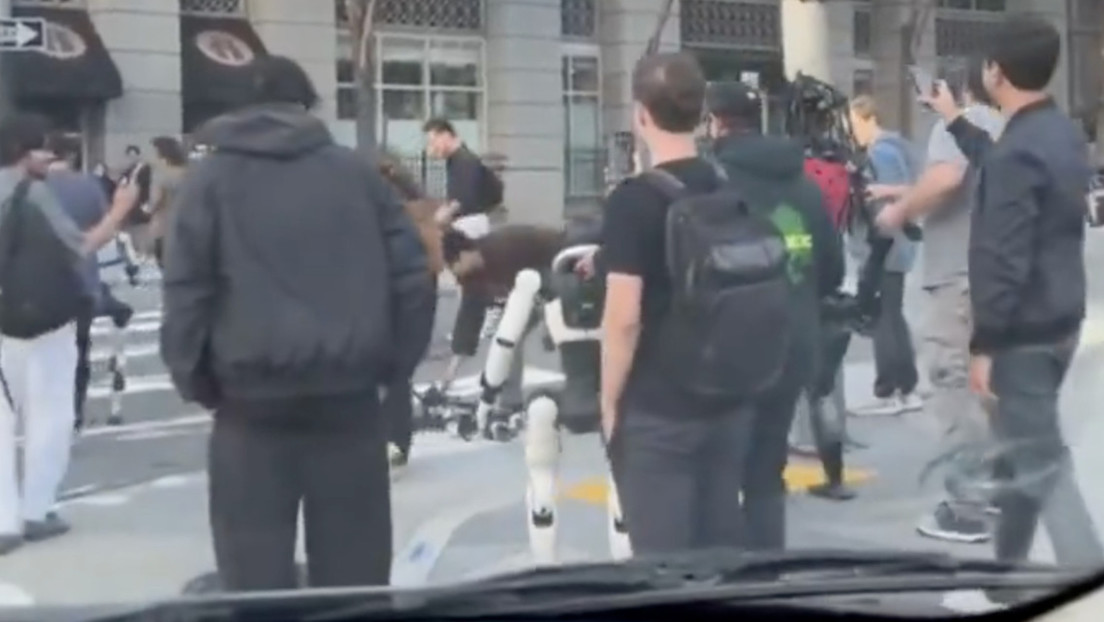 Escena surrealista con robots humanoides en plena calle en EE.UU. (VIDEO)