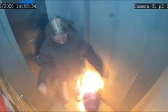 VIDEO: Batería externa se incendia en un ascensor y lo convierte en una trampa llena de humo