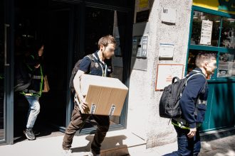 La Policía accede a una caja fuerte en el registro del despacho de Zapatero