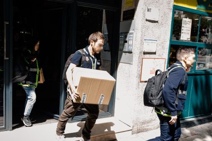 La Policía accede a una caja fuerte en el registro del despacho de Zapatero