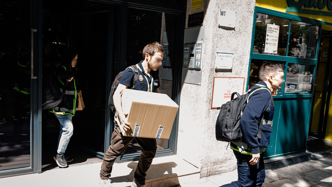 La Policía accede a una caja fuerte en el registro del despacho de Zapatero