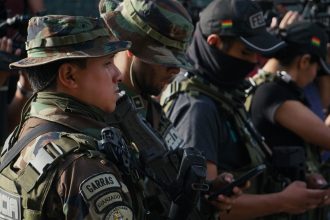 Bolivia denuncia que "grupos irregulares ostentan armamento bélico de alto calibre" en el país
