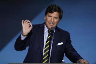 Tesis "tipo prueba de IQ": Tucker Carlson destroza la excusa de EE.UU. para atacar a Irán
