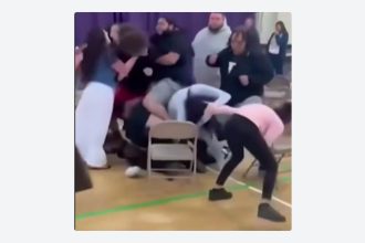 VIDEO: Padres protagonizan una épica pelea en plena graduación en un jardín de niños