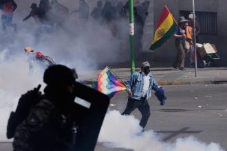 Bolivia: Policía usa gases lacrimógenos contra manifestantes por intentar retomar los bloqueos (VIDEOS)